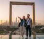 Estudiantes disfrutando la vista en el Dubai Frame durante su intercambio