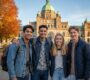 Grupo de estudiantes internacionales frente al Parlamento de Victoria, Columbia Británica, Canadá.